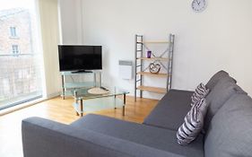 Serviced Apartment In Liverpool City Centre - Free Parking - Balcony - By Happy Days