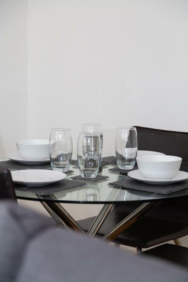 Serviced Apartment In Liverpool City Centre - Free Parking - Balcony - By Happy Days Exterior photo